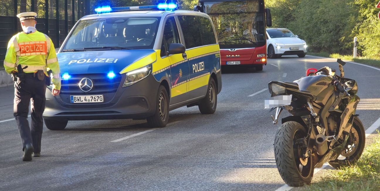 Nach dem Unfall auf der Panzerstraße in Böblingen sichert die Polizei die Unfallstelle. Das Motorrad des schwer verletzten Fahrers steht am Straßenrand.
